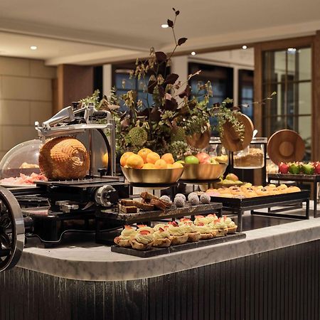 Hilton Melbourne Little Queen Street Eksteriør bilde A buffet at a hotel
