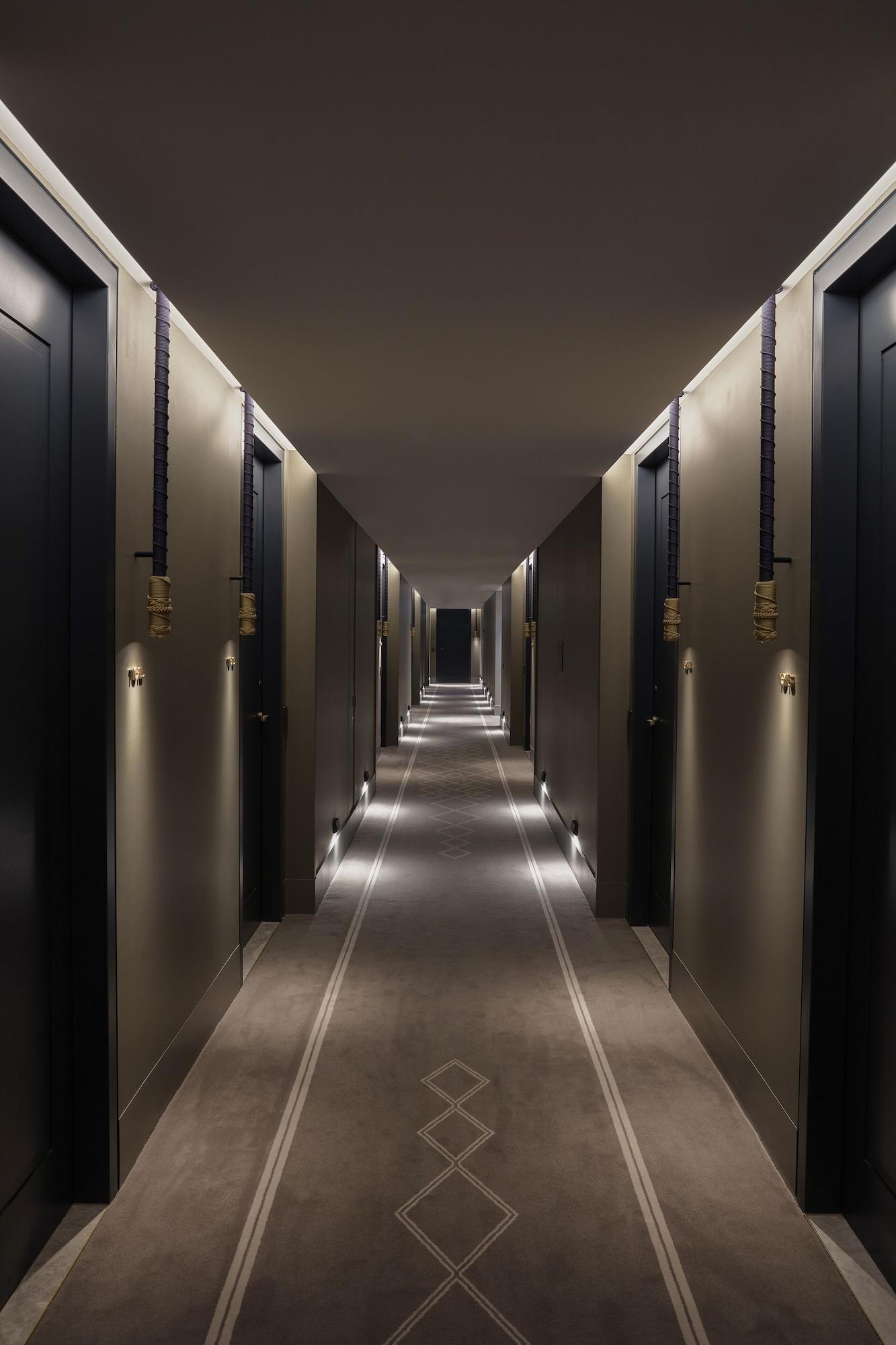 Hilton Melbourne Little Queen Street Eksteriør bilde A corridor at the hotel