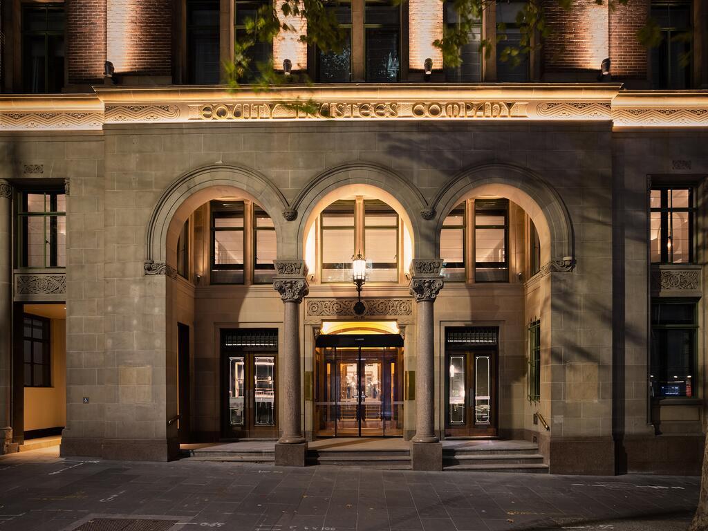 Hilton Melbourne Little Queen Street Eksteriør bilde The entrance to the hotel
