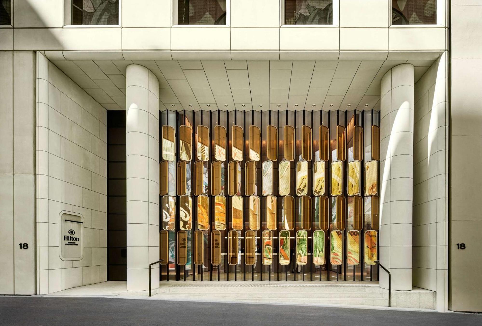 Hilton Melbourne Little Queen Street Eksteriør bilde The entrance to the hotel