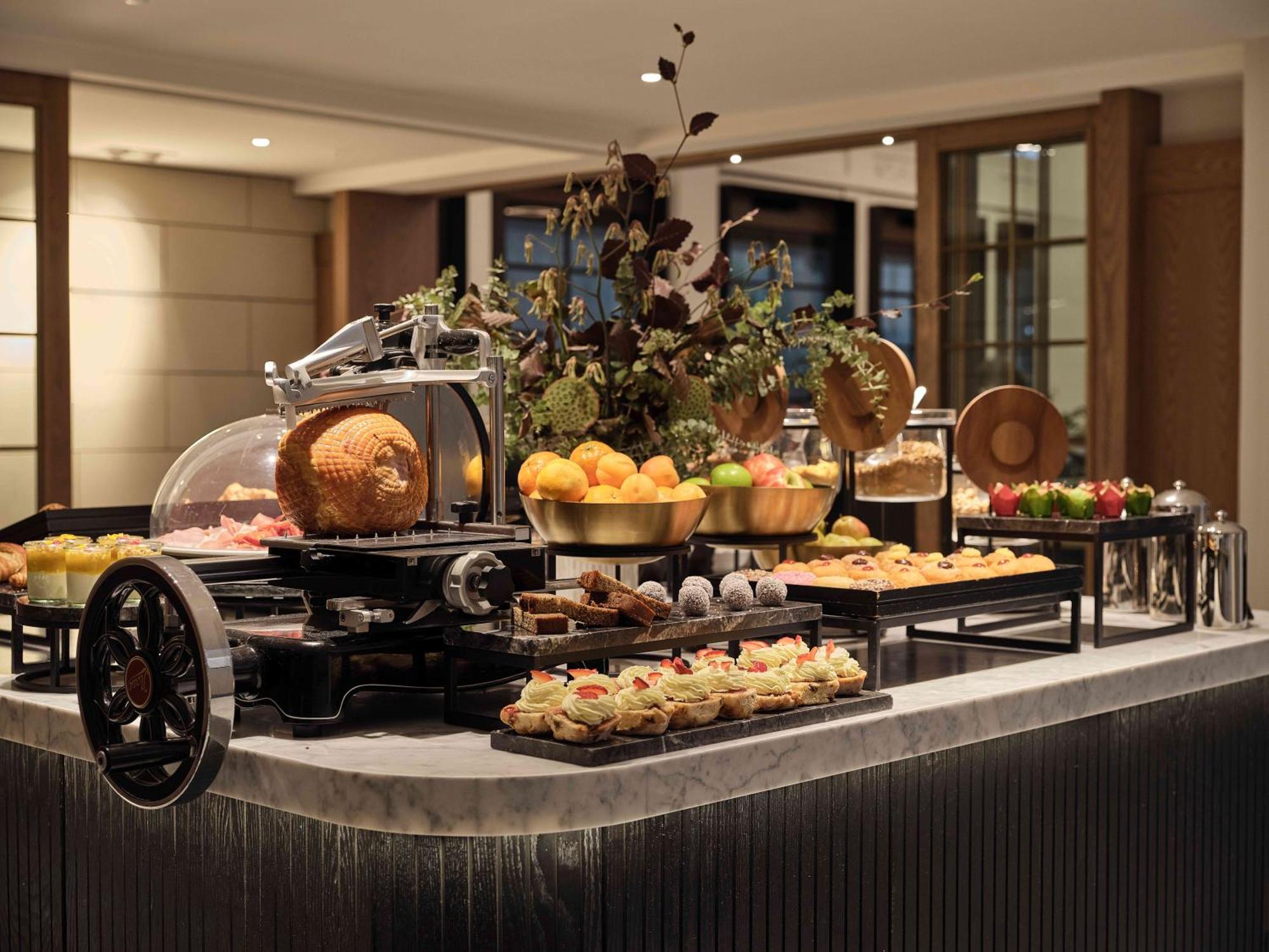 Hilton Melbourne Little Queen Street Eksteriør bilde A buffet at a hotel