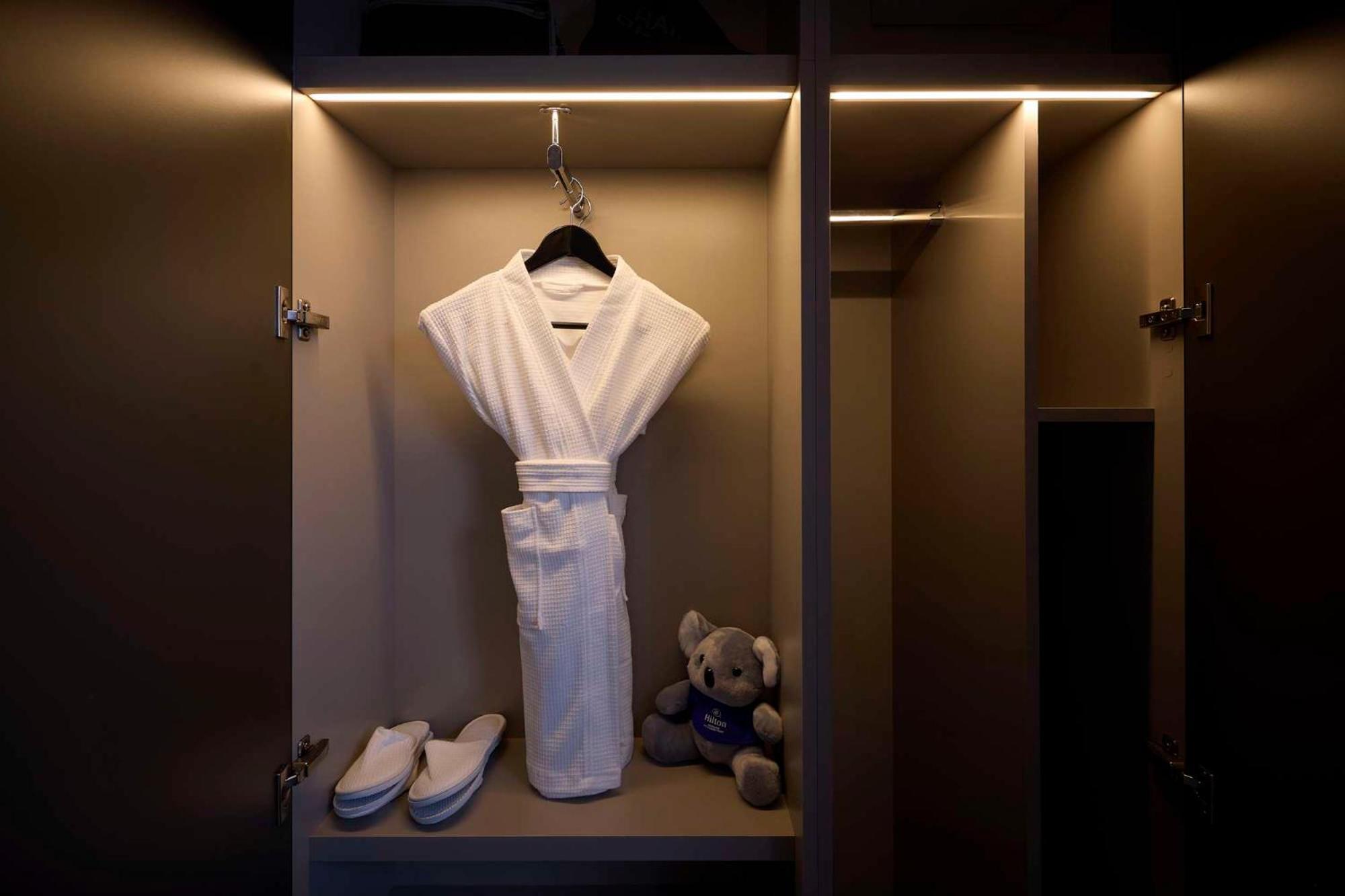 Hilton Melbourne Little Queen Street Eksteriør bilde A bathrobe in a hotel room