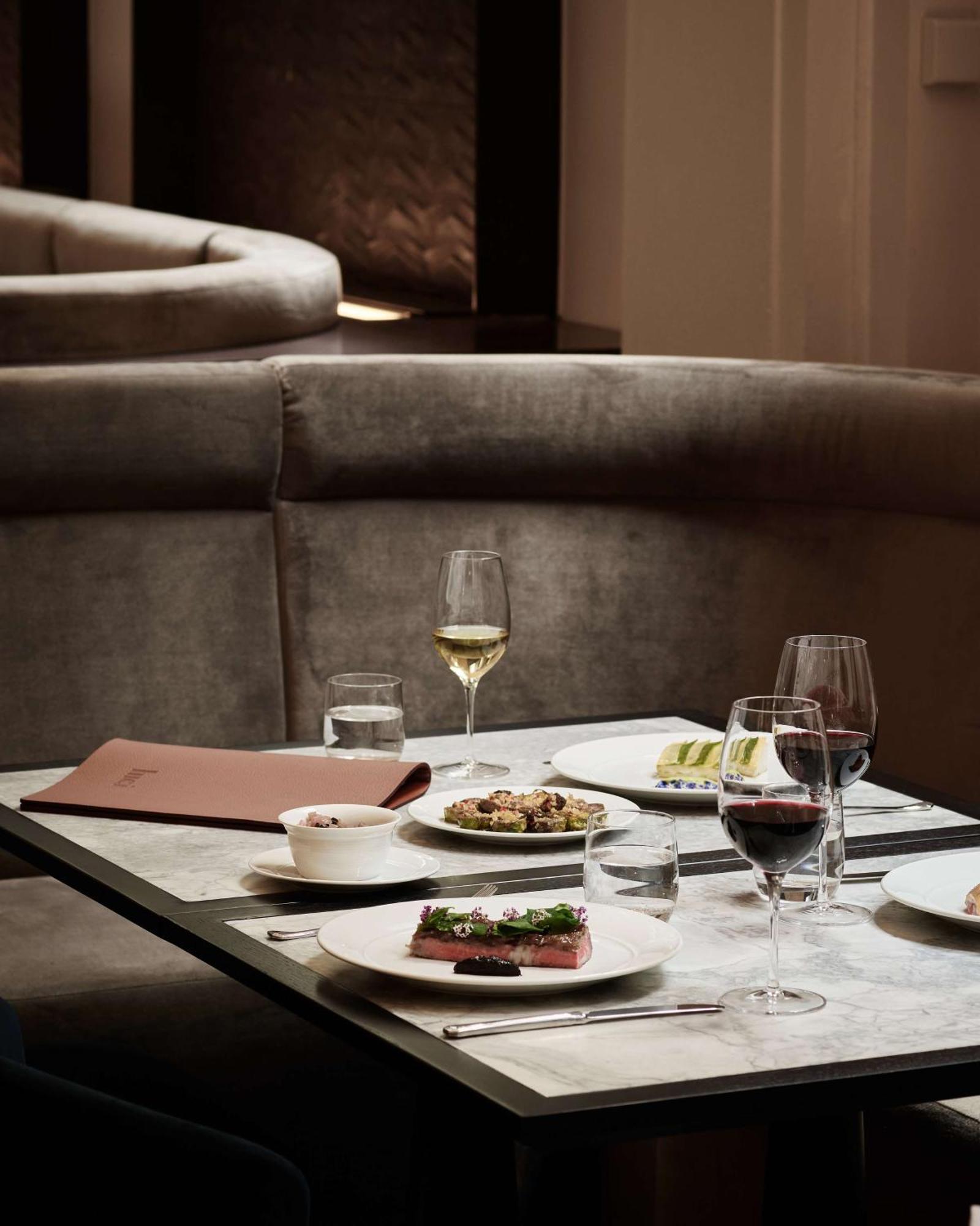 Hilton Melbourne Little Queen Street Eksteriør bilde Restaurant AOC